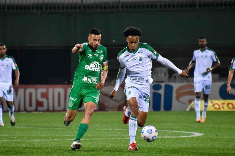 O atacante Chrigor (D) deixa o Coelho, que anunciou também as saídas de Lucas Luan e Ramon(foto: JOÃO ZEBRAL/AMÉRICA - 16/8/21) O atacante Chrigor