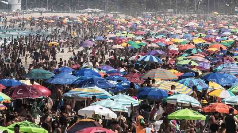 Praia lotada no Rio de Janeiro durante pandemia; cidade teve uma prevalncia alta da doena: 7,5%(foto: EPA)