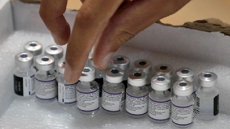 Alguns cientistas apontam que diminui��o da imunidade gerada pela vacina � uma das causas da nova onda da covid em Israel