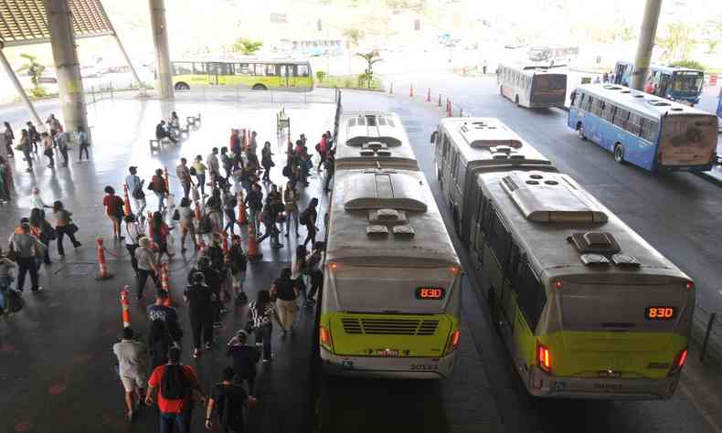 Mais dois ônibus são retirados das ruas de BH por más condições