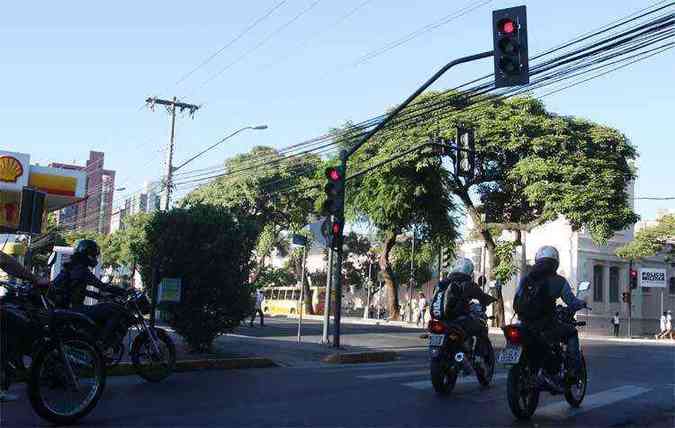 Cruzamento da Rua Niquelina com a Avenida do Contorno: motos avanam sinal vermelho assim que o de pedestres pisca; carro passa sob semforo que acaba de fechar (foto: Edesio Ferreira/EM/D.A Press)