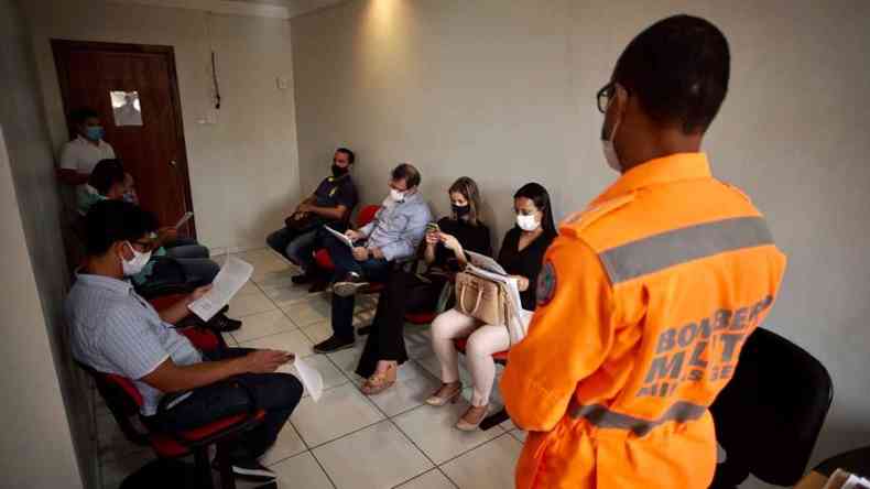 Os comerciantes do Mercado ouviram as orientaes do Corpo de Bombeiros para agilizar o projeto de combate a incndios(foto: Divulgao PMGV)