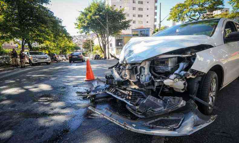 A parte frontal do carro do motorista de aplicativo ficou destruda aps o acidente