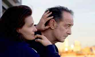  A atriz Juliette Binoche acaricia a nuca do ator Vincent Lindon em cena de com amor e fria