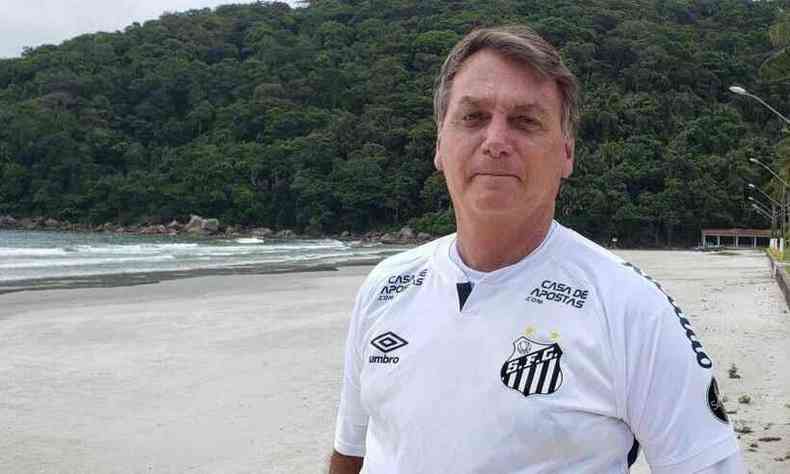 Bolsonaro, presidente do Brasil, utiliza camisa do Santos Futebol Clube