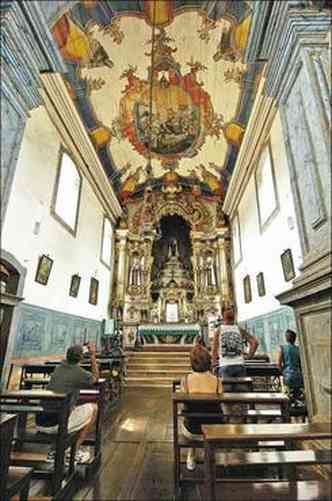 Altar do templo histrico, com obras de Aleijadinho: alarme desligado (foto: Gladyston Rodrigues/EM/D.A/Press)