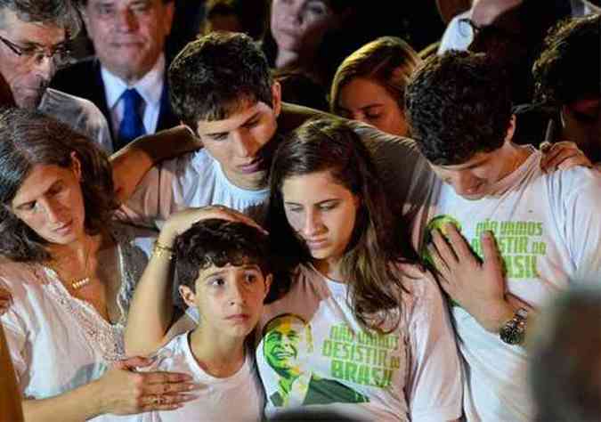 A viva Renata Campos manteve-se serena e apoiou os filhos Jos, Maria Eduarda, Joo e Pedro na despedida do ex-governador(foto: Fernano Frazo/ABR)