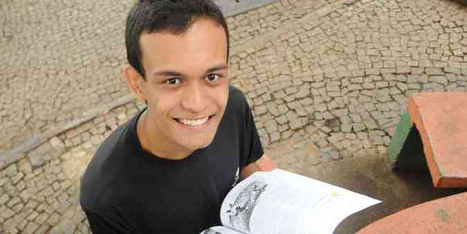 Guilherme Rangel da Silva Moura, de 17, escreve mais um captulo de uma histria de superao. A ltima vitria foi a aprovao em primeiro lugar em sistemas de informao na UFMG(foto: Cristina Horta/EM/D.A Press)
