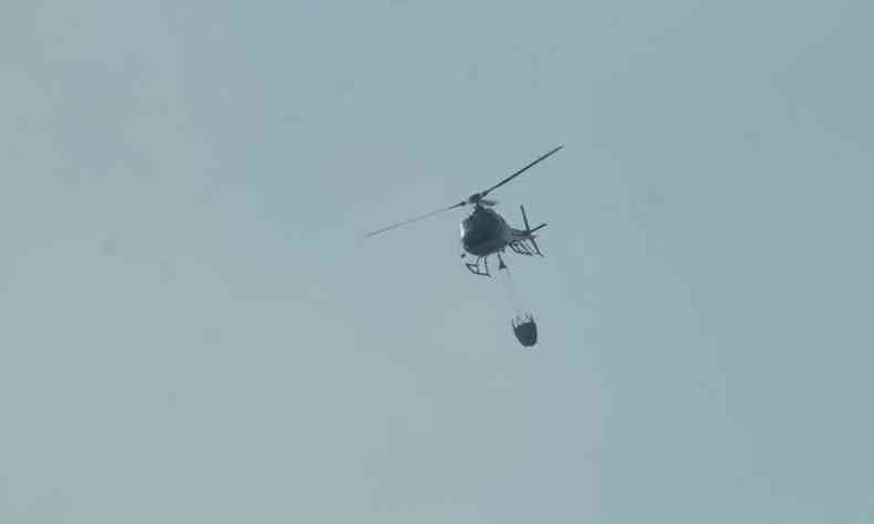 Bombeiros usaram helicptero no combate ao incndio, neste domingo(foto: Leonardo Lima/Divulgao)