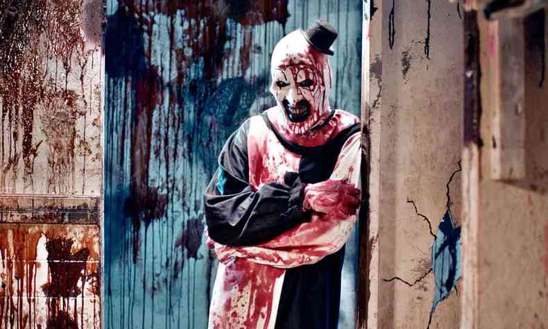 Palhao Art The Clown, com a roupa ensanguentada, em cena do filme Terrifier 2 