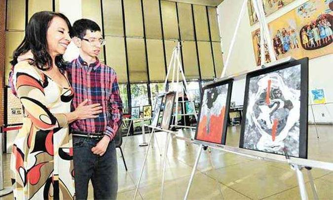 O artista Marcos Moraes Mello com a mãe, Marcides, no encerramento da exposição na Câmara Municipal: depois da estreia, plano é de nova mostra em seis meses (foto: Gladystone Rodrigues/EM/D.A Press) O artista Marcos Moraes Mello com a mãe, Marcides, no encerramento da exposição na Câmara Municipal: depois da estreia, plano é de nova mostra em seis meses (foto: Gladystone Rodrigues/EM/D.A Press)