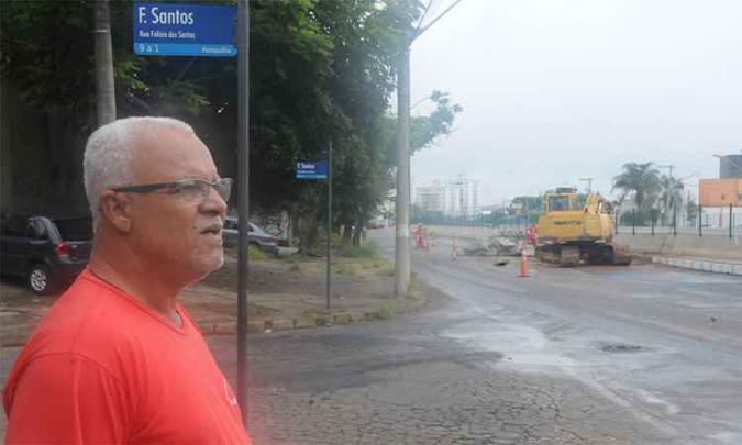 César Daniel Caetano tem um restaurante às margens da via e não tem mais fé nos reparos que estão sendo executados no local(foto: Paulo Filgueiras/EM/DA Press) César Daniel Caetano tem um restaurante às margens da via e não tem mais fé nos reparos que estão sendo executados no local(foto: Paulo Filgueiras/EM/DA Press)