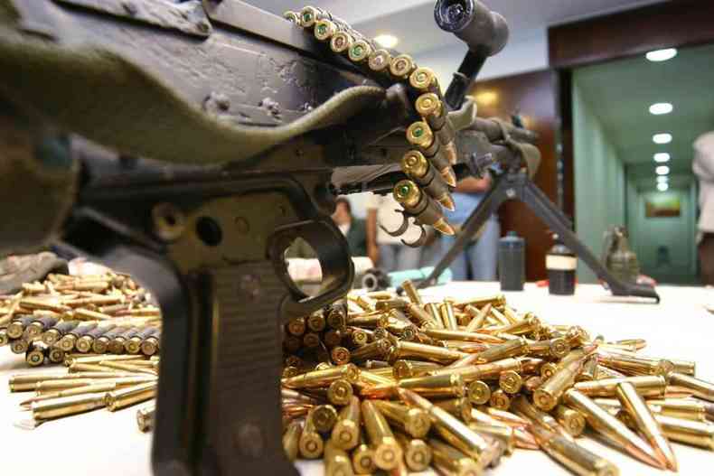 Armas supostamente de traficantes, apreendidas no Rio de Janeiro