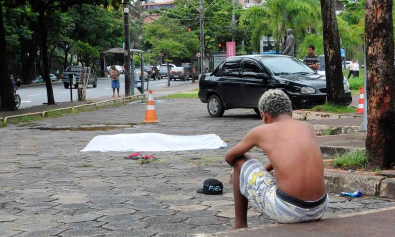 Cena de assassinato em BH: Gestão de Desempenho Operacional da PM estabelece taxas anuais de controle como meta de redução da criminalidade violenta(foto: Paulo Filgueiras/EM/D.A Press - 12/3/15) Belo Horizonte - MG. Cena de assassinato na região Centro-Sul de BH