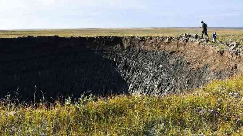 O cientista Evgeny Chuvilin estuda a formao das crateras(foto: Evgeny Chuvilin)