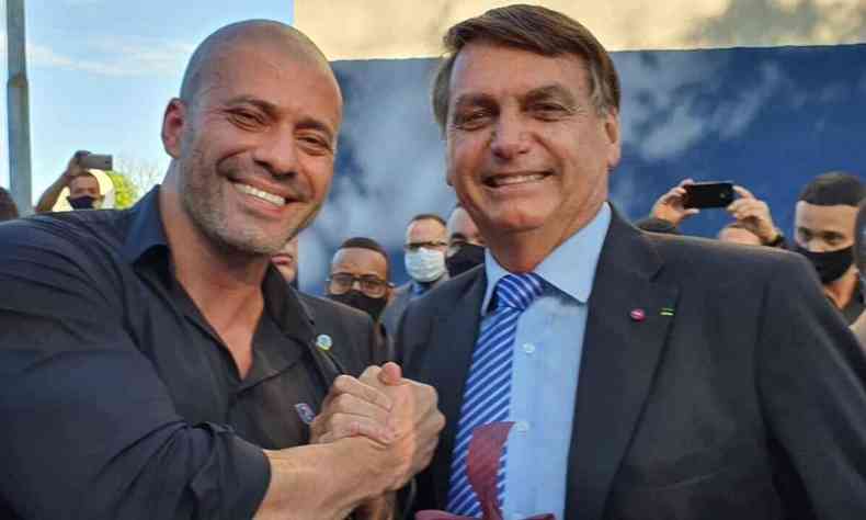 Daniel Silveira cumprimenta Bolsonaro; ambos esto sorrindo