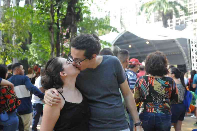 Casal Mariana Brgida e Matheus Oliveira se beijam durante na apresentao da Orquestra Sinfnica no Parque Municipal