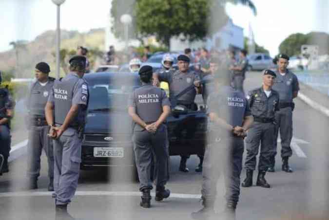 Policiais militares que esto parados h oito dias no Esprito Santo(foto: Tnia Rgo/Agncia Brasil)