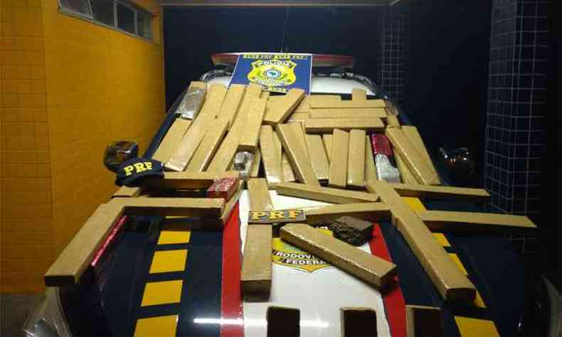Tabletes de maconha foram encontrados no porta-malas do carro, que transportava cinco pessoas(foto: PRF/Divulgao)