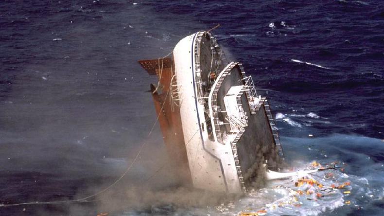 Espreguiçadeiras, coletes salva-vidas e outros detritos caíram do convés e flutuaram na superfície da água antes que o navio finalmente desaparecesse(foto: Getty Images) O Oceanos afundando na costa da África do Sul, em agosto de 1991