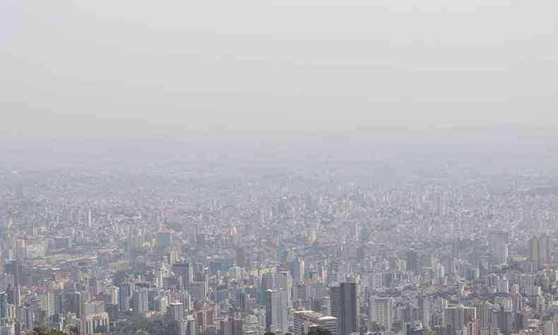 Cu encoberto em Belo Horizonte no incio da tarde deste sbado. Umidade relativa mnima do ar na capital hoje  de 20%(foto: Gladyston Rodrigues/EM/DA Press)
