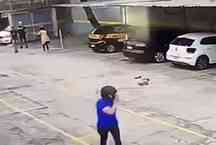 Policial sai correndo e deixa esposa pra trs em assalto no Rio; assista