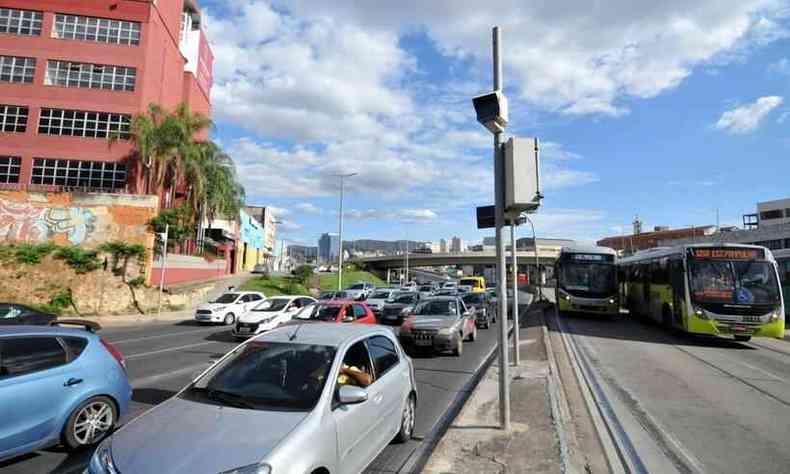 Radar na Avenida Antonio Carlos esquina com Rua Rio Novo, no Lagoinha com fluxo de carros