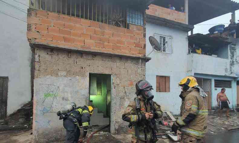 Bombeiros atuando em incndio em casa no Bairro Novo Cachoerinha, em BH