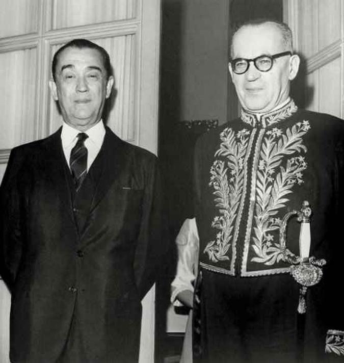 O ex-presidente Juscelino Kubitschek e João Guimarães Rosa, na cerimônia de posse na Academia Brasileira de Letras, 1967.(foto: Acervo Família Tess) O ex-presidente Juscelino Kubitschek e João Guimarães Rosa, na cerimônia de posse na Academia Brasileira de Letras, 1967.(foto: Acervo Família Tess)