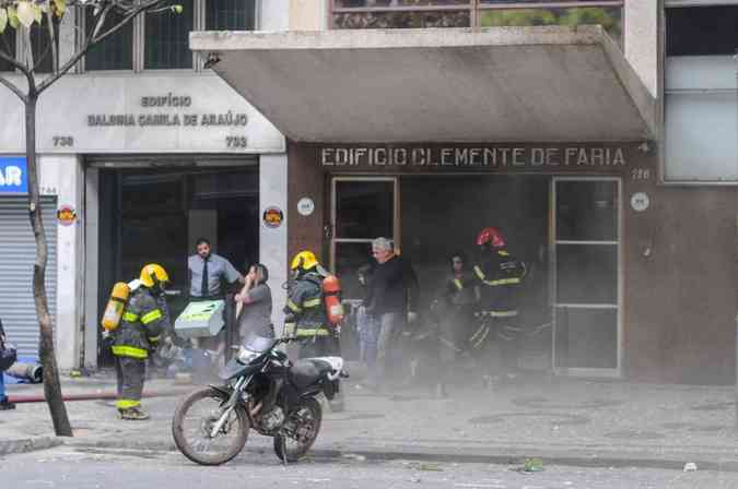Bombeiros foram acionados no incio da tarde desta quarta-feira para combater um incndio na Avenida Afonso Pena, altura da Praa Sete, no Centro de BHLeandro Couri/EM/DA Press