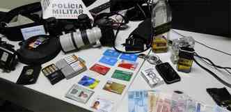 Com o estelionatrio foram apreendidos diversos produtos furtados de diversas vtimas(foto: tila Lemos/Divulgao)