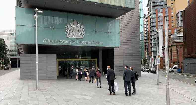 Advogados e clientes dos advogados de atingidos e da BHP na entrada do Centro de Justia Cvel de Manchester(foto: Mateus Parreiras)