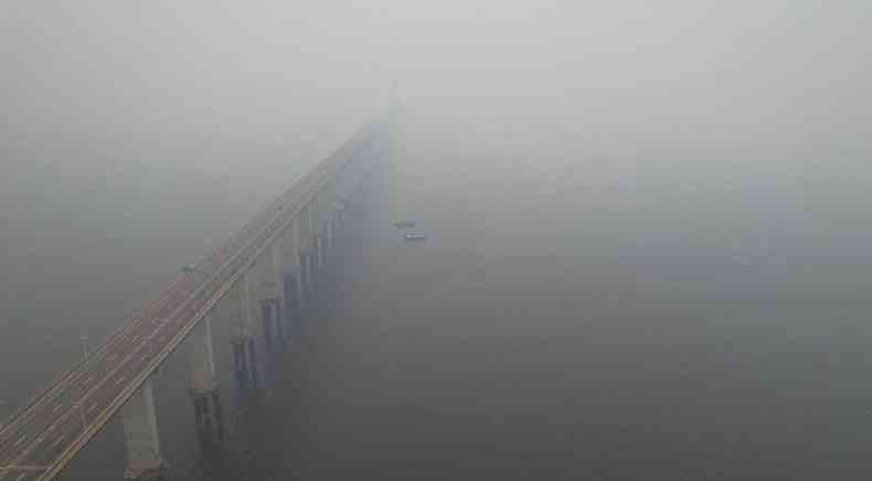 Fumaa de queimadas encobre Ponte Rio Negro, em Manaus