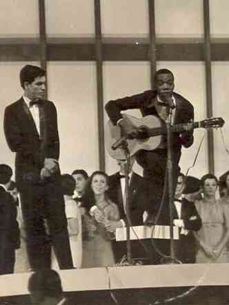 Fernando Brant ouve Milton Nascimento cantar ''Travessia'', no Maracananzinho, durante o Festival Internacional da Cano, em 1967