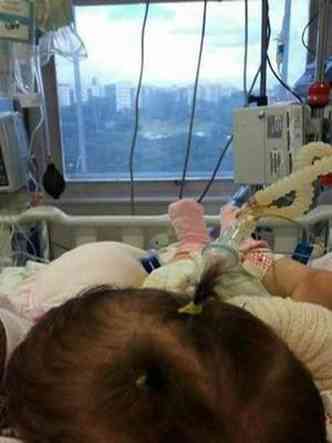 A pequena Charlotte em recuperao no Hospital das Foras Armadas, aps receber a doao do corao(foto: Arquivo Pessoal/ Reproduo )