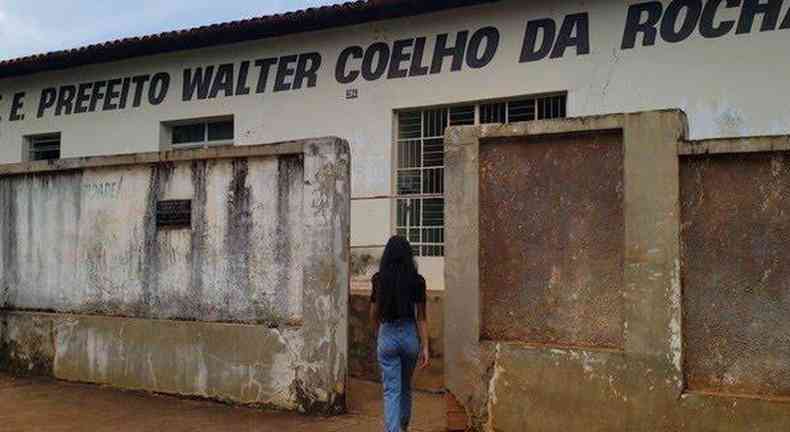 A universitria visita a escola em que estudou o ensino mdio