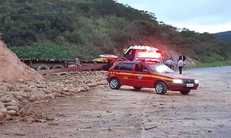 Bombeiros encontraram o homem com vida, mas ele no resistiu e morreu enquanto era retirado das ferragens(foto: Divulgao/ CBMMG)