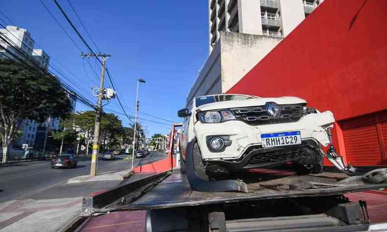 Motorista abandona Renault Kwid branco aps bater em grade na Avenida Nossa Senhora do Carmo- Guincho retira veculo