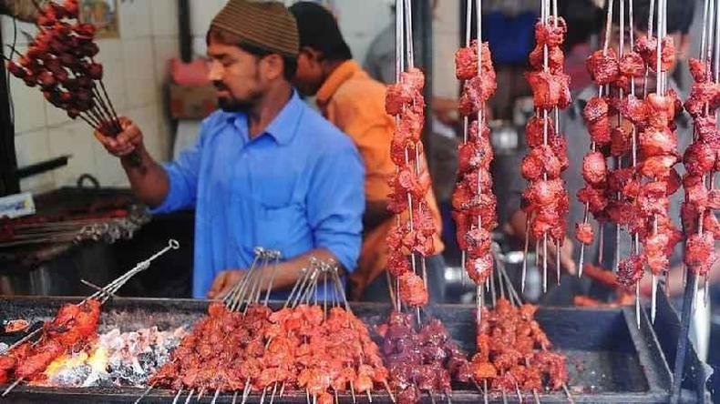 A carne é parte importante da culinária indiana(foto: Getty Images) Um vendedor muçulmano grelha kebabs de carne em preparação para quebrar o jejum muçulmano em Mumbai, 19 de agosto de 2010