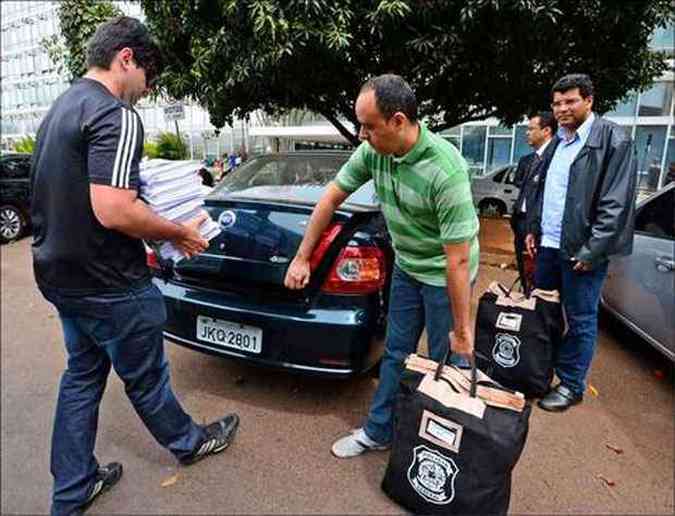 Agentes da Polcia Federal recolheram computadores e documentos no Ministrio do Trabalho(foto: Ronaldo Oliveira/CB/D.A Press)