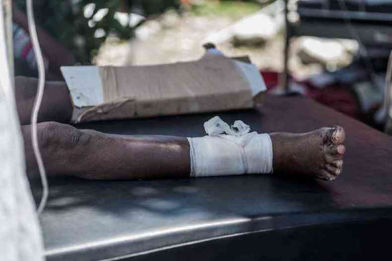 Feridos so atendidos aps terremoto(foto: Reginald Louissaint JR/AFP)