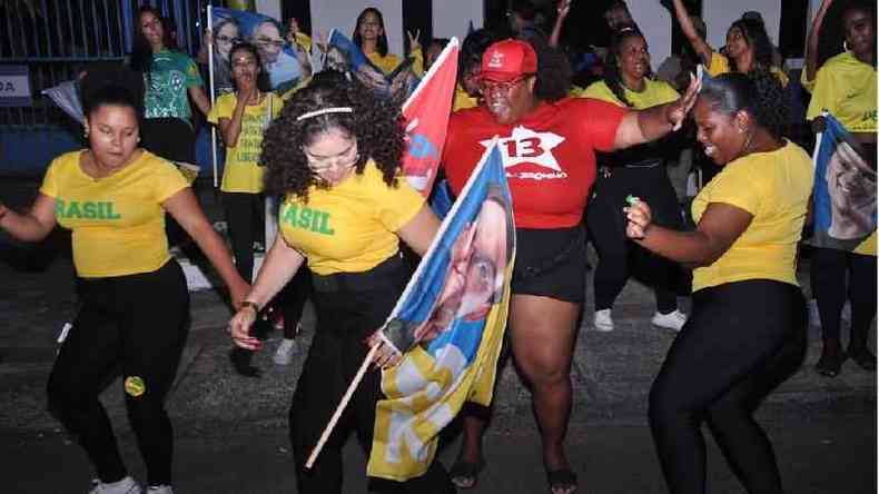 Raquel danando ao lado de mulheres que trabalham para candidato bolsonarista na Bahia