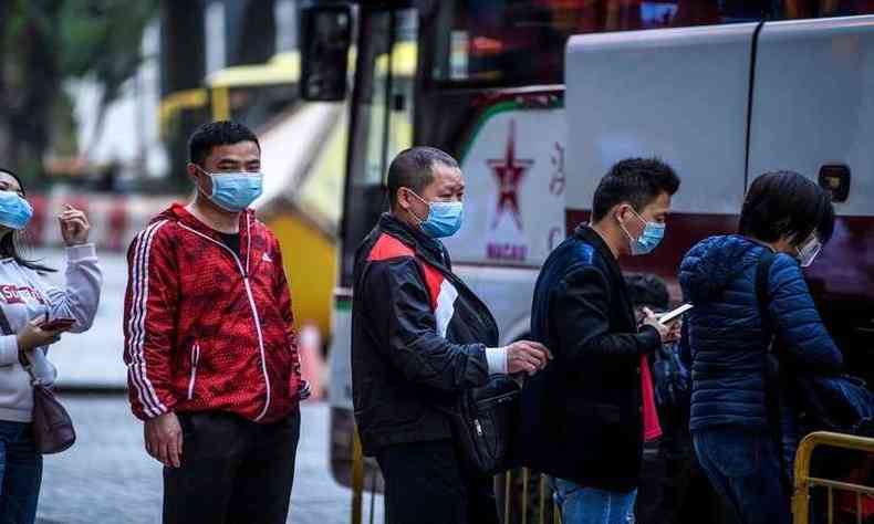 Habitantes de Wuhan começaram a usar máscaras de proteção(foto: ANTHONY WALLACE)