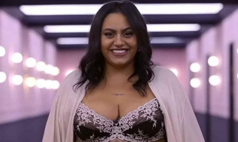 Amanda, uma mulher gorda, usando lingerie e blazer 