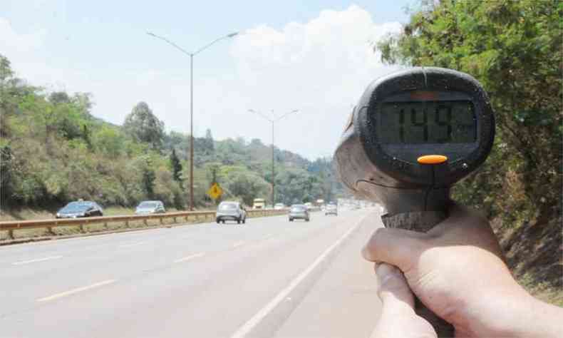 Radar usado pela reportagem registra flagrantes de alta velocidade na BR-040, próximo ao viaduto da Mutuca, e no Km 30 da BR-381. As duas estradas registraram o maior número de acidentes fatais em Minas(foto: Paulo Filgueiras/EM/D.A Press)