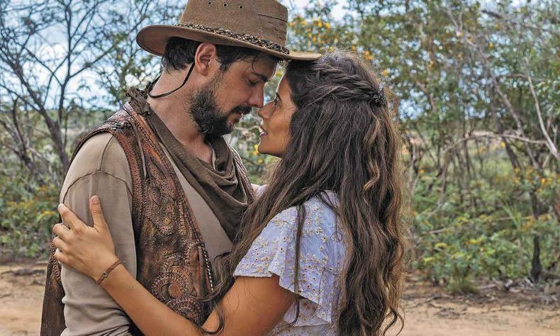 Z Paulino (Srgio Guiz) abraa e Candoca (Isadora Cruz) em cena da novela mar do serto, na globo 