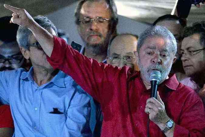 Lula durante discurso em manifestao na Avenida Paulista: ele perdeu inteno de voto para presidente em todos os cenrios(foto: Nelson Almeida / AFP )