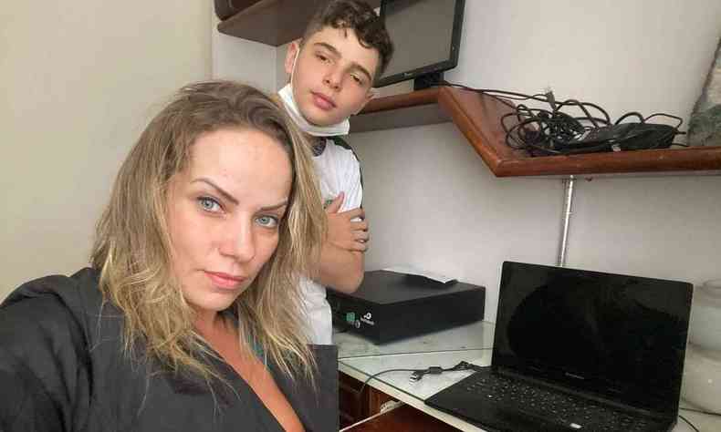 Jaqueline com o filho Luiz em frente ao computador