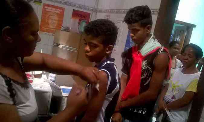 Moradores comearam a se vacinar nessa quinta-feira na cidade(foto: Adailton Viana/Divulgao)