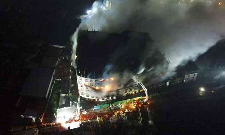 Fogo em fábrica de alimentos e bebidas dura mais de 24h(foto: Munir Uz zaman / AFP)
